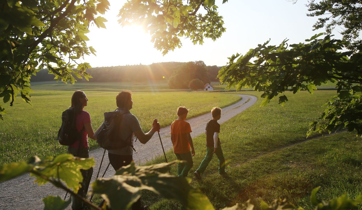 Eine Familie wandert bei schönem Wetter., © Bad Urach Tourismus