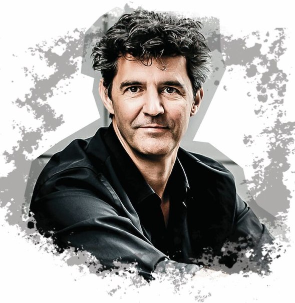 Ein Mann mit dunklem Haar und schwarzem Hemd vor einem abstrakten, gesprenkelten Hintergrund., © Mauerwerk GmbH Ein Mann mit dunklem Haar und schwarzem Hemd vor einem abstrakten, gesprenkelten Hintergrund., © Mauerwerk GmbH