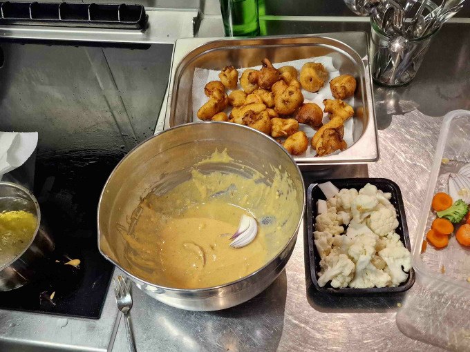 Goldbraun gebackene Teigtaschen in einer weißen Schüssel, die appetitlich angerichtet sind., © Kultweine-Kochwelten-Kunstücke - Kochschule Sonja Lenz Goldbraun gebackene Teigtaschen in einer weißen Schüssel, die appetitlich angerichtet sind., © Kultweine-Kochwelten-Kunstücke - Kochschule Sonja Lenz