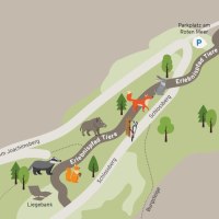 Karte des Tiererlebnispfads am Schlossberg mit illustrierten Tieren wie Fuchs, Hase und Wildschwein. Wege und Sehenswürdigkeiten sind markiert., © KFS Studio