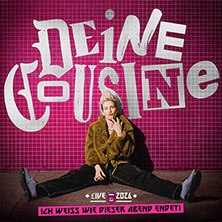 Eine Person sitzt lässig auf dem Boden vor einem pinken Hintergrund mit dem Schriftzug 'DEINE COUSINE'. Der Text darunter lautet 'Ich weiß, wie dieser Abend endet'., © links im Bild Eine Person sitzt lässig auf dem Boden vor einem pinken Hintergrund mit dem Schriftzug 'DEINE COUSINE'. Der Text darunter lautet 'Ich weiß, wie dieser Abend endet'., © links im Bild