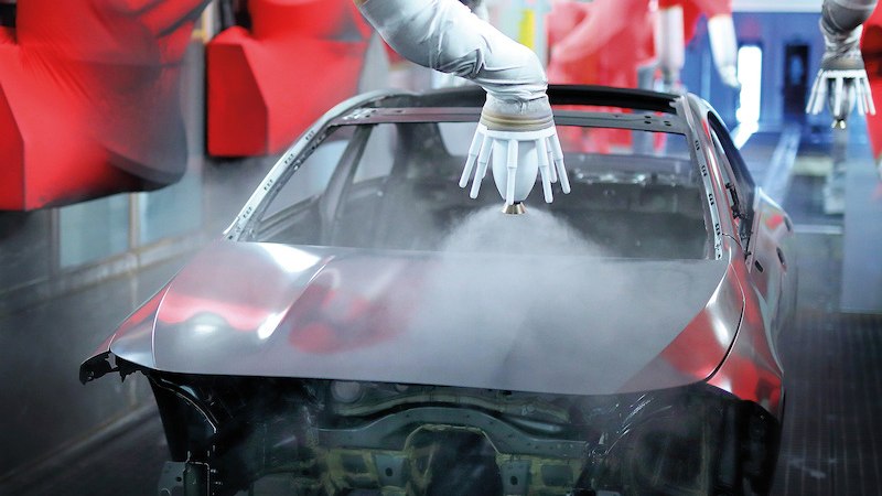 Roboterarme lackieren eine Autokarosserie in einer Fabrikhalle. Die Szene zeigt den automatisierten Produktionsprozess., © Mercedes-Benz AG