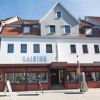 Fassade eines zweistöckigen Gebäudes mit dem Schriftzug 'GAIRING' über dem Eingang. Große Fenster im Erdgeschoss, Dachfenster im Obergeschoss., © City Marketing Nürtingen Fassade eines zweistöckigen Gebäudes mit dem Schriftzug 'GAIRING' über dem Eingang. Große Fenster im Erdgeschoss, Dachfenster im Obergeschoss., © City Marketing Nürtingen