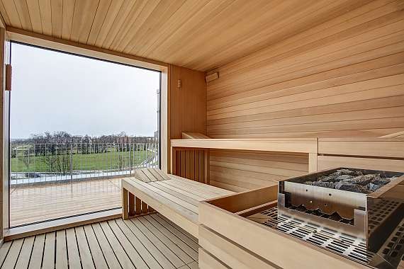 Moderne Sauna mit Holzbänken und großem Fenster, das einen Blick auf eine grüne Landschaft bietet., © Centro Hotels Moderne Sauna mit Holzbänken und großem Fenster, das einen Blick auf eine grüne Landschaft bietet., © Centro Hotels