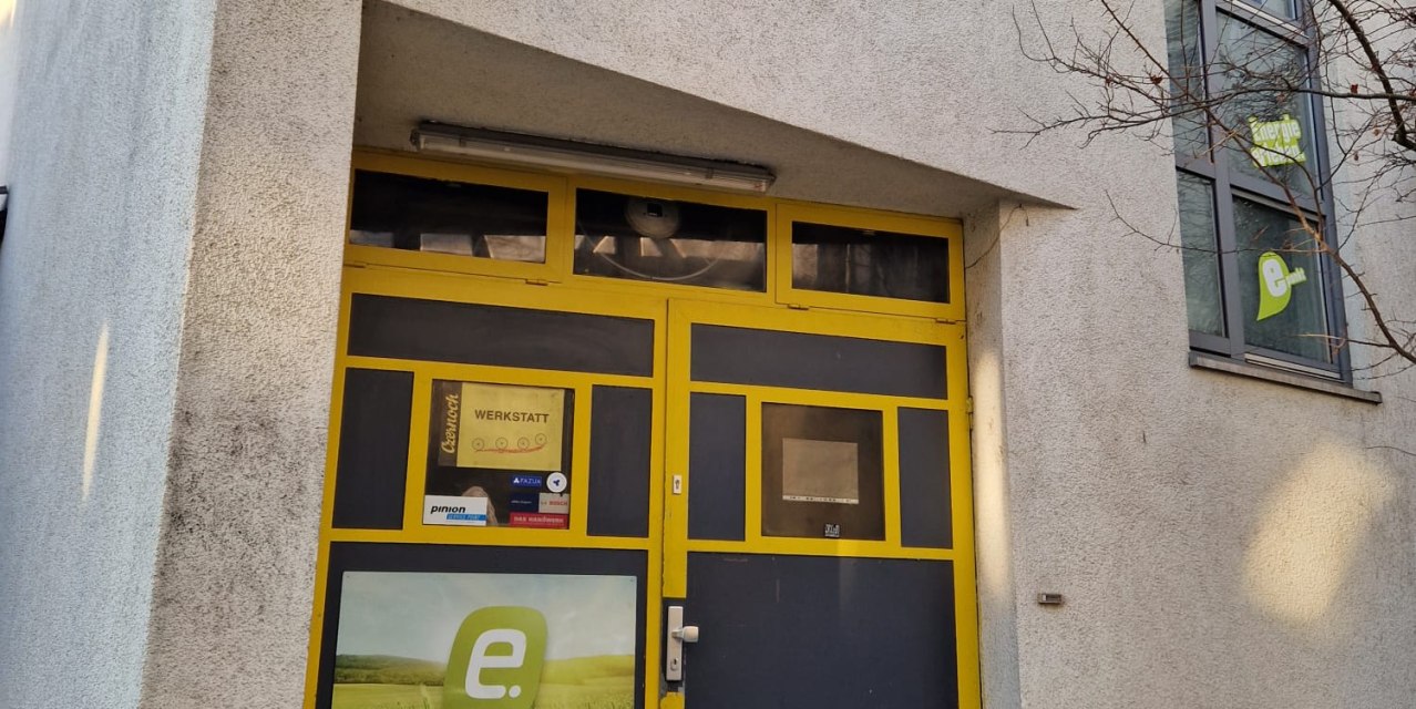 Außenansicht eines Gebäudes mit gelber Tür und einem Schild mit der Aufschrift "Radhaus Czernoch". Ein Eimer steht auf dem Boden., © cStadtNuertingen Außenansicht eines Gebäudes mit gelber Tür und einem Schild mit der Aufschrift "Radhaus Czernoch". Ein Eimer steht auf dem Boden., © cStadtNuertingen