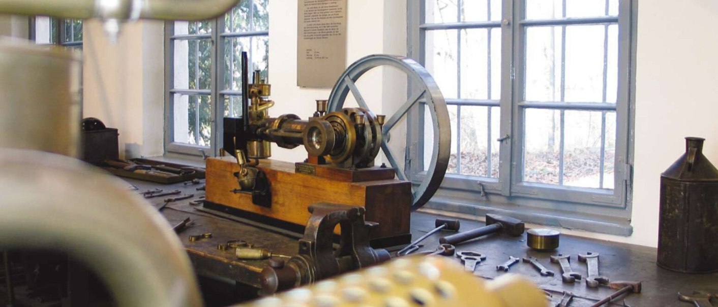 Innenansicht einer historischen Werkstatt mit Maschinen und Werkzeugen in der Gottlieb-Daimler-Gedächtnisstätte, Stuttgart., © Stuttgart-Marketing GmbH Innenansicht einer historischen Werkstatt mit Maschinen und Werkzeugen in der Gottlieb-Daimler-Gedächtnisstätte, Stuttgart., © Stuttgart-Marketing GmbH