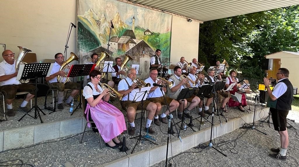 Die Kogelschdoiner Musikanten spielen in traditioneller Tracht auf einer Freilichtb&uuml;hne. Die Musiker sind mit Blasinstrumenten ausgestattet., &copy; Kogelschdoiner