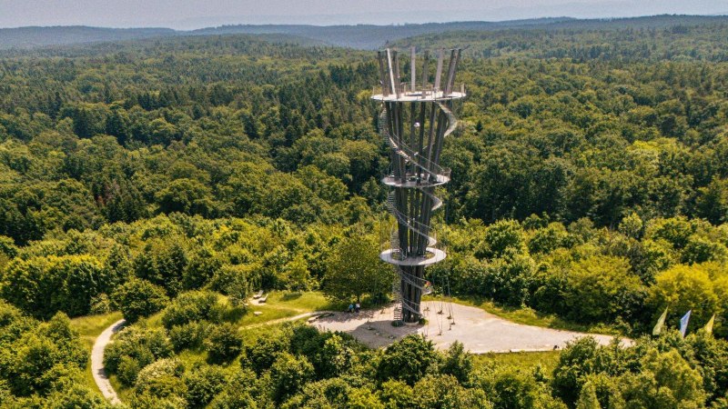 Der Schönbuchturm in Herrenberg ragt aus einem dichten Wald hervor. Der Turm hat eine spiralförmige Struktur und bietet eine beeindruckende Aussicht., © Stuttgart-Marketing GmbH, Sarah Schmid Der Schönbuchturm in Herrenberg ragt aus einem dichten Wald hervor. Der Turm hat eine spiralförmige Struktur und bietet eine beeindruckende Aussicht., © Stuttgart-Marketing GmbH, Sarah Schmid