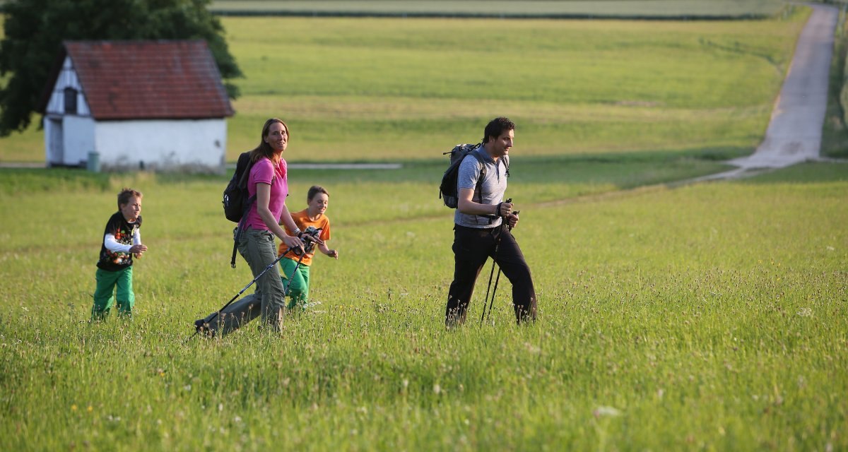Eine Familie wandert entlang der Albhochfl&auml;che am Rutschenfelsen, &copy; Bad Urach Tourismus