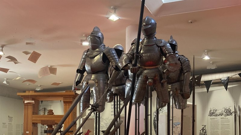 Ritterr&uuml;stungen in einer Ausstellung im Deutschen Bauernkriegsmuseum B&ouml;blingen. &Uuml;ber ihnen schweben Papierbl&auml;tter von der Decke., &copy; Stadt B&ouml;blingen