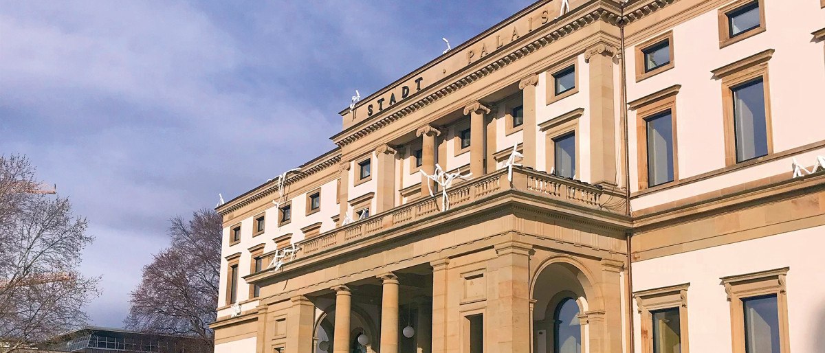 Das StadtPalais zeigt eine klassische Fassade mit Säulen und großen Fenstern unter einem blauen Himmel., © Stuttgart-Marketing GmbH Das StadtPalais zeigt eine klassische Fassade mit Säulen und großen Fenstern unter einem blauen Himmel., © Stuttgart-Marketing GmbH