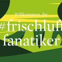 Grafik mit dem Text 'Willkommen, ihr #frischluftfanatiker' in einer gr&uuml;nen Landschaft mit B&auml;umen und W&auml;scheleine., &copy; SMG