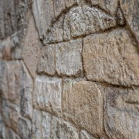 Nahaufnahme einer alten Steinmauer mit verwitterten, unregelmäßigen Steinen. Die Textur der Steine ist deutlich sichtbar., © Für die Bildrechte: Amt für Medien und Kommunikation Schwäbisch Gmünd