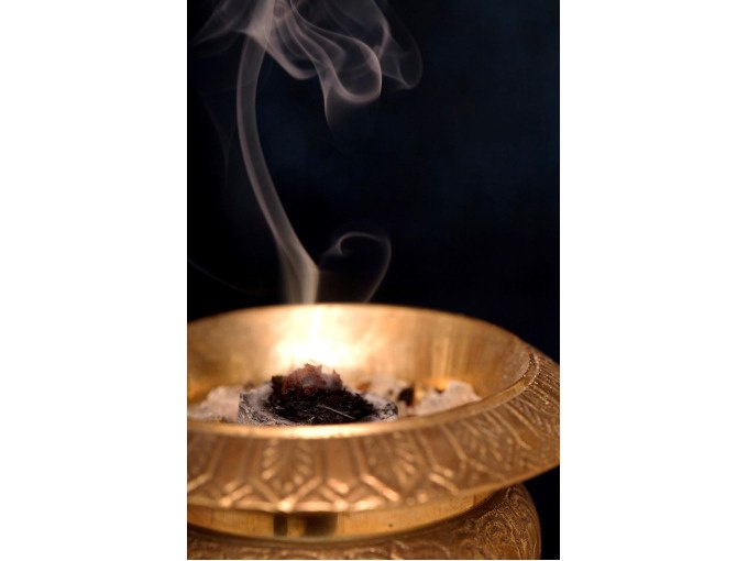 Ein goldener Räuchergefäß mit glühender Kohle und aufsteigendem Rauch vor dunklem Hintergrund., © Esslinger Stadtmarketing &amp; Tourismus GmbH