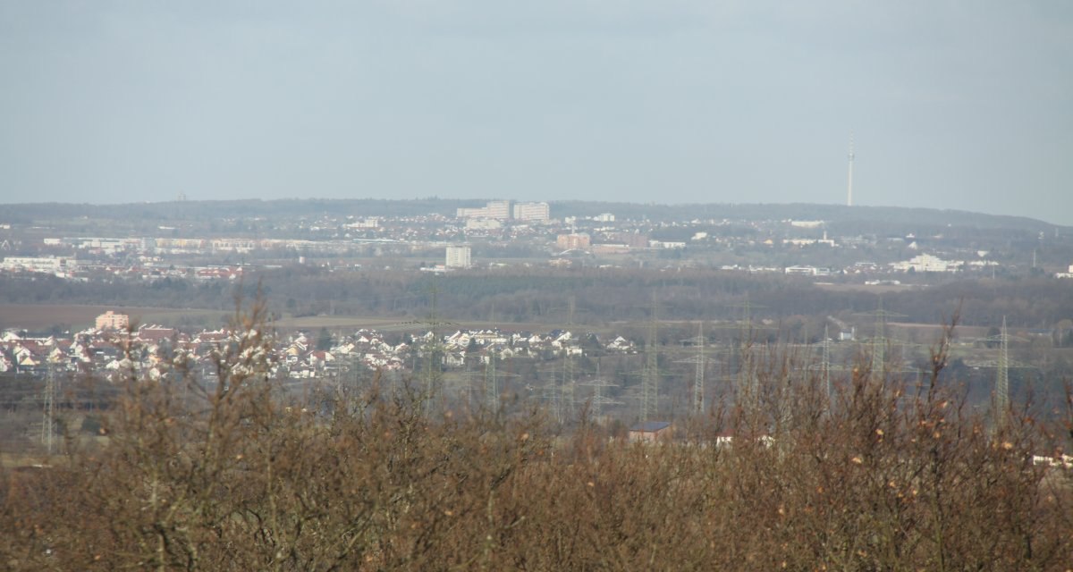 Blick vom Hohen Reisach auf eine weite Stadtlandschaft mit Wohnhäusern, Bäumen und einem Fernsehturm in der Ferne., © Schwäbische Alb Tourismusverband e.V. Blick vom Hohen Reisach auf eine weite Stadtlandschaft mit Wohnhäusern, Bäumen und einem Fernsehturm in der Ferne., © Schwäbische Alb Tourismusverband e.V.