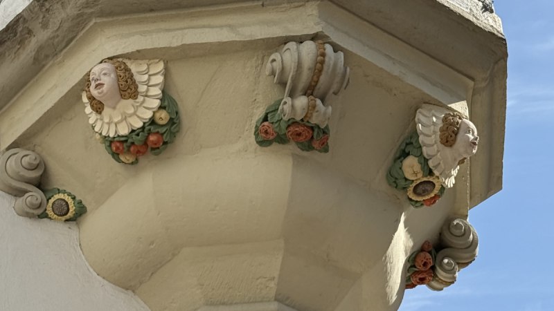 Detailaufnahme von Neidk&ouml;pfen an einem Fachwerkgeb&auml;ude. Die kunstvoll gestalteten K&ouml;pfe sind bunt bemalt und zeigen verschiedene Gesichtsausdr&uuml;cke.