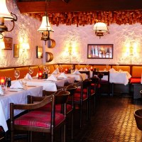 Gem&uuml;tliches Restaurant mit Holzm&ouml;beln, wei&szlig;en Tischdecken und warmem Licht. Die W&auml;nde sind rustikal, dekoriert mit Bildern und Lampen., &copy; Steigenberger Graf Zeppelin