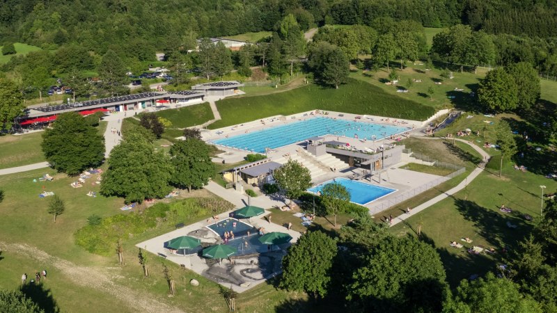 mehrere Schwimmbecken inmitten großzügiger, baumbestandener Liegewiese, © Stadt Gaildorf mehrere Schwimmbecken inmitten großzügiger, baumbestandener Liegewiese, © Stadt Gaildorf