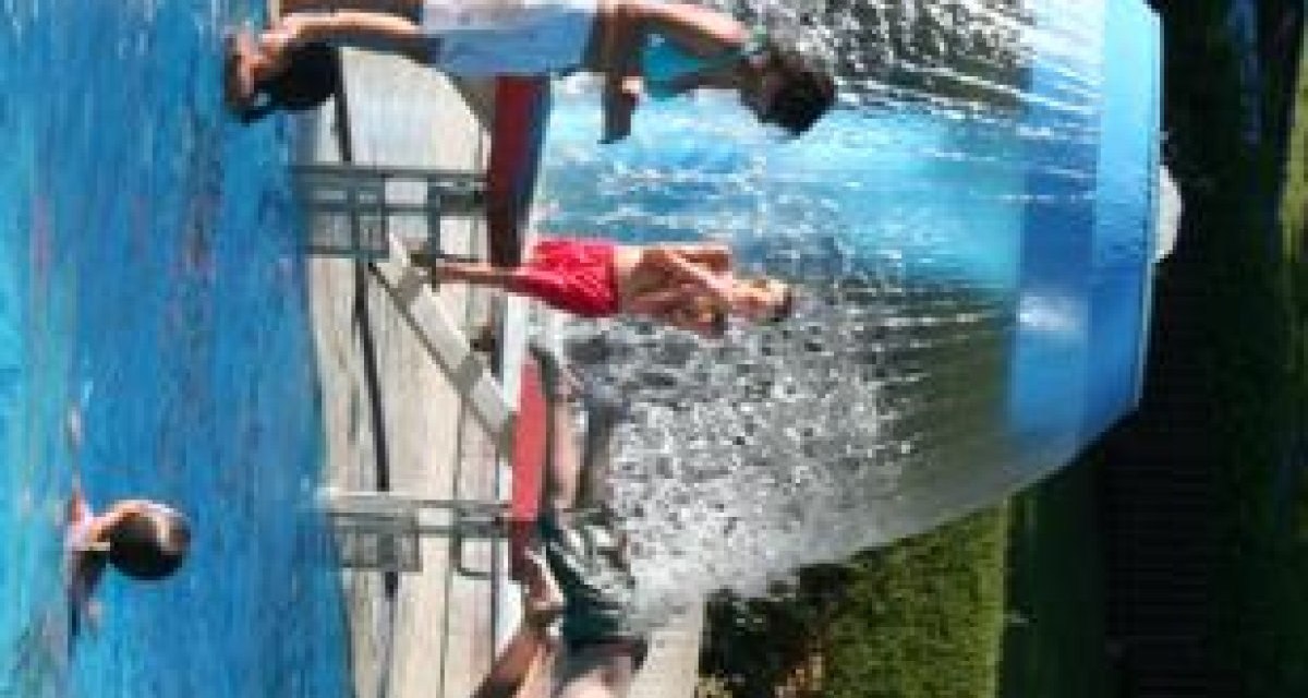 Menschen genießen das Schwimmbad im Badezentrum Sindelfingen, stehen unter einem großen Wasserpilz. Sommerliche Atmosphäre mit viel Wasseraktivität., © Sindelfingen - Stuttgart-Marketing GmbH Menschen genießen das Schwimmbad im Badezentrum Sindelfingen, stehen unter einem großen Wasserpilz. Sommerliche Atmosphäre mit viel Wasseraktivität., © Sindelfingen - Stuttgart-Marketing GmbH
