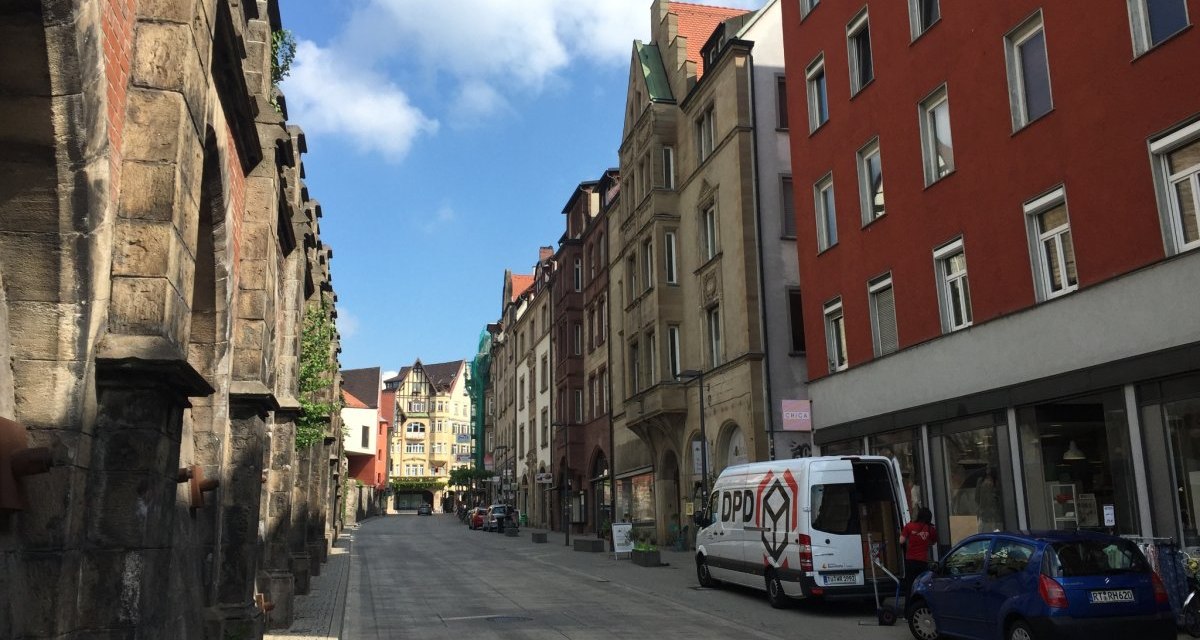 Eine ruhige Straße in Tübingen mit historischen Gebäuden und einem Lieferwagen. Die Architektur zeigt bunte Fassaden und alte Steinmauern., © www.pro-cycl.de Eine ruhige Straße in Tübingen mit historischen Gebäuden und einem Lieferwagen. Die Architektur zeigt bunte Fassaden und alte Steinmauern., © www.pro-cycl.de
