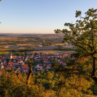 Blick auf ein Dorf im Heckengäu, umgeben von Feldern und Bäumen. Die Abendsonne taucht die Landschaft in warmes Licht., © Stuttgart-Marketing GmbH, Achim Mende