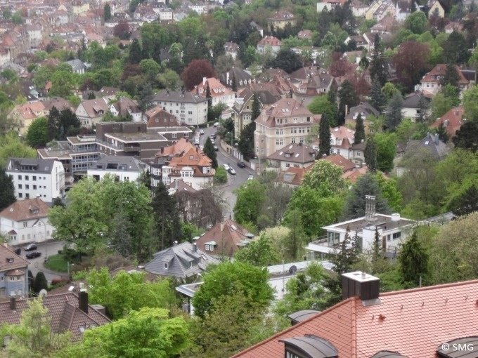 Blick auf eine grüne Wohngegend mit roten Dächern und vielen Bäumen, typisch für eine städtische Umgebung., © Stuttgart Marketing GmbH Blick auf eine grüne Wohngegend mit roten Dächern und vielen Bäumen, typisch für eine städtische Umgebung., © Stuttgart Marketing GmbH
