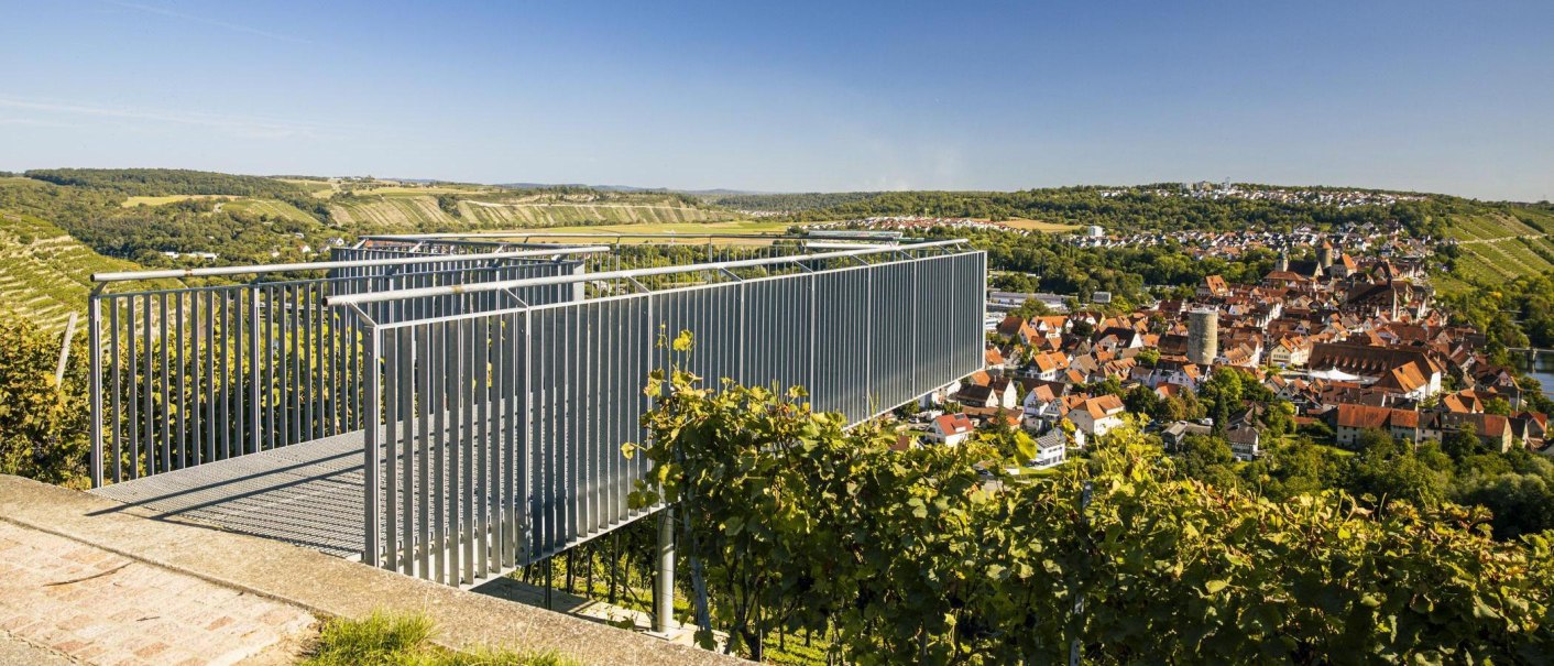 Eine moderne Aussichtskanzel bietet einen weiten Blick über die Stadt Besigheim und die umliegenden Weinberge unter klarem, blauem Himmel., © SMG, Sarah Schmid Eine moderne Aussichtskanzel bietet einen weiten Blick über die Stadt Besigheim und die umliegenden Weinberge unter klarem, blauem Himmel., © SMG, Sarah Schmid