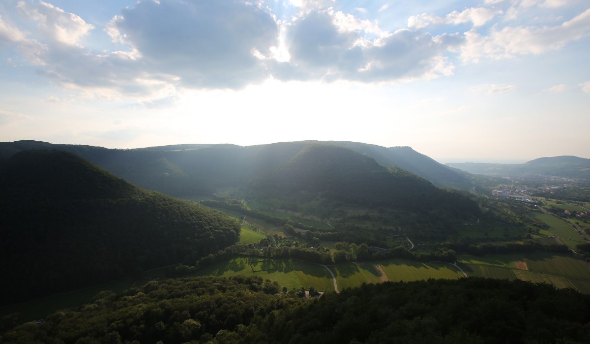 Ausblick vom Hohenurach in das grüne Tal, © Bad Urach Tourismus