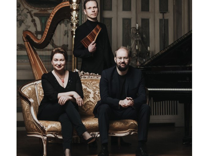 Das Trio Beau Soir posiert elegant mit Harfe, Panflöte und Klavier in einem stilvollen Raum., © Stadt Murrhardt Das Trio Beau Soir posiert elegant mit Harfe, Panflöte und Klavier in einem stilvollen Raum., © Stadt Murrhardt