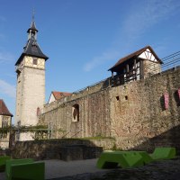 Historischer Turm und Steinmauer am Burgplatz in Marbach am Neckar, umgeben von modernen grünen Sitzgelegenheiten., © Stadt Marbach Historischer Turm und Steinmauer am Burgplatz in Marbach am Neckar, umgeben von modernen grünen Sitzgelegenheiten., © Stadt Marbach