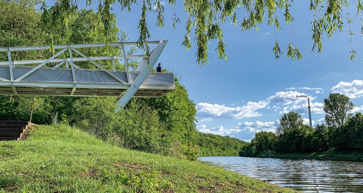 Moderne Landungsbrücke im Weidachtal über einem Fluss, umgeben von grüner Natur und blauem Himmel., © Remstal Tourismus e.V. Moderne Landungsbrücke im Weidachtal über einem Fluss, umgeben von grüner Natur und blauem Himmel., © Remstal Tourismus e.V.