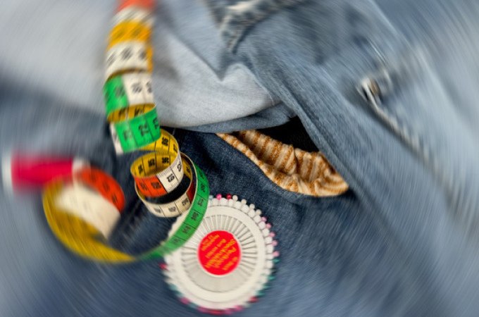 Ein buntes Ma&szlig;band und eine Nadelbox liegen auf einem Jeansstoff, ideal f&uuml;r kreative N&auml;hprojekte., &copy; Kunsthalle G&ouml;ppingen