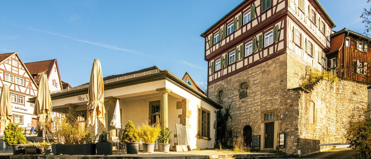 Fachwerkhäuser in der Altstadt von Schwäbisch Hall bei Sonnenschein. Historische Gebäude und geschlossene Sonnenschirme prägen das Bild., © Stuttgart-Marketing GmbH, Sarah Schmid Fachwerkhäuser in der Altstadt von Schwäbisch Hall bei Sonnenschein. Historische Gebäude und geschlossene Sonnenschirme prägen das Bild., © Stuttgart-Marketing GmbH, Sarah Schmid