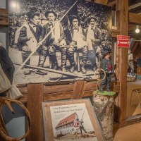 Ausstellung mit Schwarzwald-Figuren, historischen Fotos und einer Besucherin; Thema: Geschichte von Bad Wildbad., © Lightworkart, Touristik Bad Wildbad GmbH Ausstellung mit Schwarzwald-Figuren, historischen Fotos und einer Besucherin; Thema: Geschichte von Bad Wildbad., © Lightworkart, Touristik Bad Wildbad GmbH