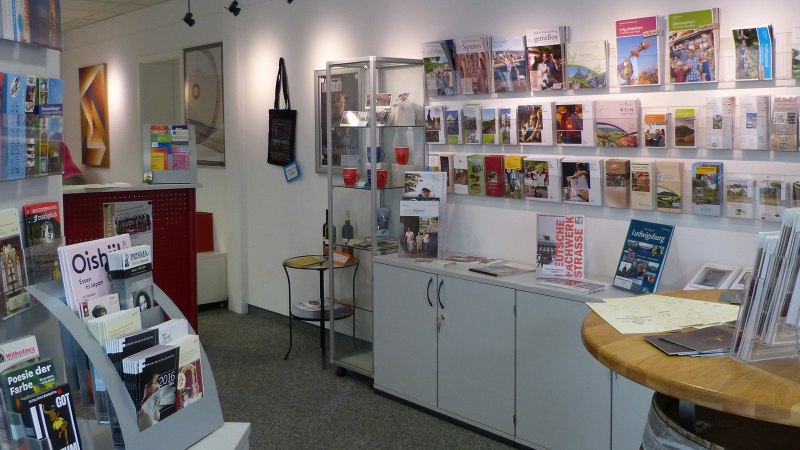 Touristeninformation mit zahlreichen Broschüren und Prospekten an den Wänden und auf Tischen, helle und einladende Atmosphäre., © Stadt Vaihingen an der Enz