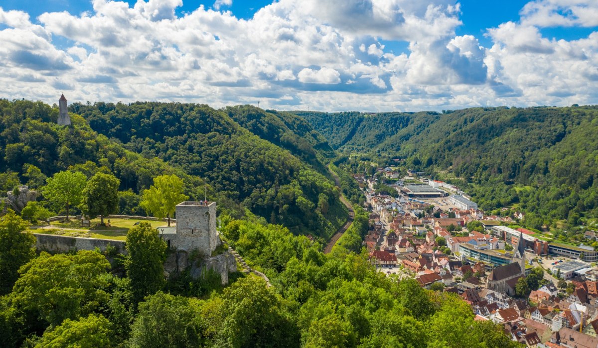 Burgruine Helfenstein mit &Ouml;denturm im Hintergrund, &copy; Stadtverwaltung Geislingen/Steige