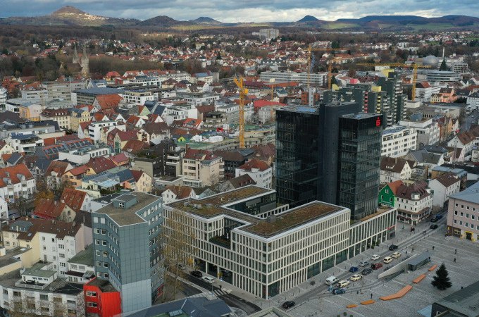 Luftaufnahme von G&ouml;ppingen mit einem markanten Hochhaus der Sparkasse und umliegenden Geb&auml;uden vor einer h&uuml;geligen Landschaft., &copy; Stadt G&ouml;ppingen
