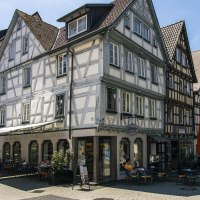 Backnang Altstadt Fachwerk: Fachwerkh&auml;user in der Backnanger Altstadt mit Caf&eacute;terrassen an einem sonnigen Platz., &copy; SMG, Sarah Schmid