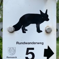 Ein Schild mit einem Fuchs-Symbol zeigt den Rundwanderweg 5 in Remseck am Neckar an. Ein Pfeil weist die Richtung. Ein Schild mit einem Fuchs-Symbol zeigt den Rundwanderweg 5 in Remseck am Neckar an. Ein Pfeil weist die Richtung.