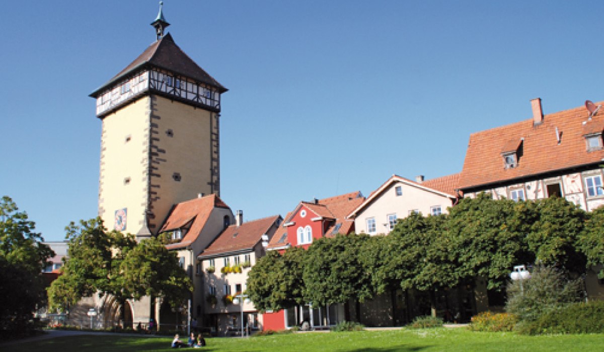 Das Tübinger Tor in Reutlingen, umgeben von Fachwerkhäusern und Bäumen, bei klarem Himmel., © StaRT GmbH