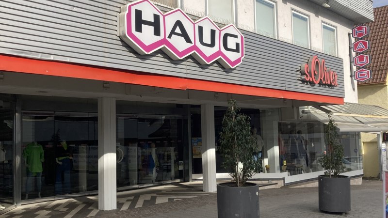 Außenansicht "Modeahus Haug" in der Nürtinger Innenstadt., © Lena Besemer Außenansicht "Modeahus Haug" in der Nürtinger Innenstadt., © Lena Besemer