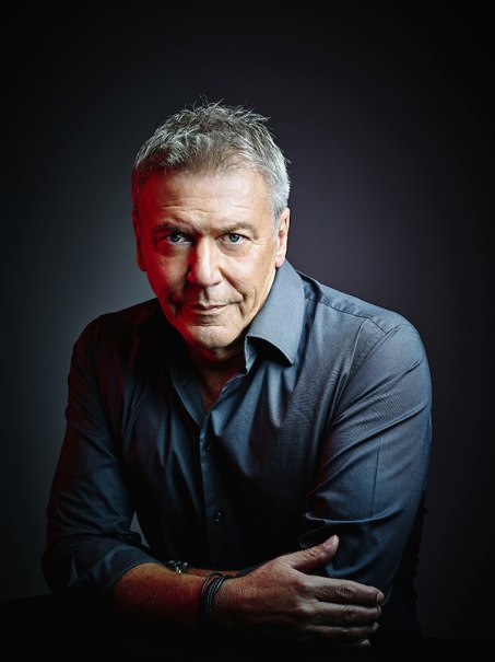 Ein Mann in einem dunklen Hemd sitzt vor einem dunklen Hintergrund und blickt direkt in die Kamera., © Osiander Vertriebsgesellschaft mbH & Co. KG