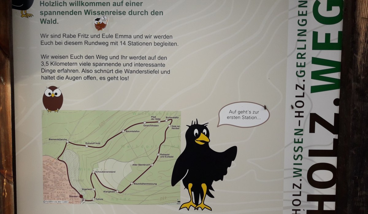 Infotafel zum Holzweg in Gerlingen mit Karte und Comicfiguren Rabe Fritz und Eule Emma. Der Rundweg hat 14 Stationen und ist 3,5 km lang., © Natur.Nah. Schönbuch & Heckengäu Infotafel zum Holzweg in Gerlingen mit Karte und Comicfiguren Rabe Fritz und Eule Emma. Der Rundweg hat 14 Stationen und ist 3,5 km lang., © Natur.Nah. Schönbuch & Heckengäu