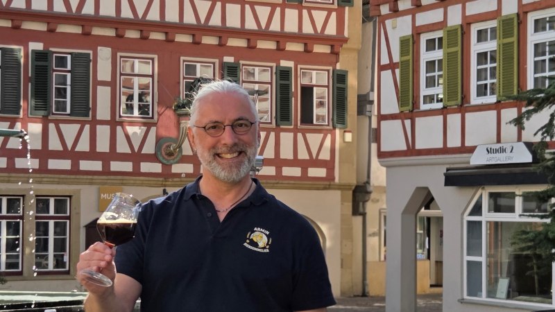 Biersommelier Armin Schmidt vor historischer Kulisse, &copy; Stadtmarketing Leonberg