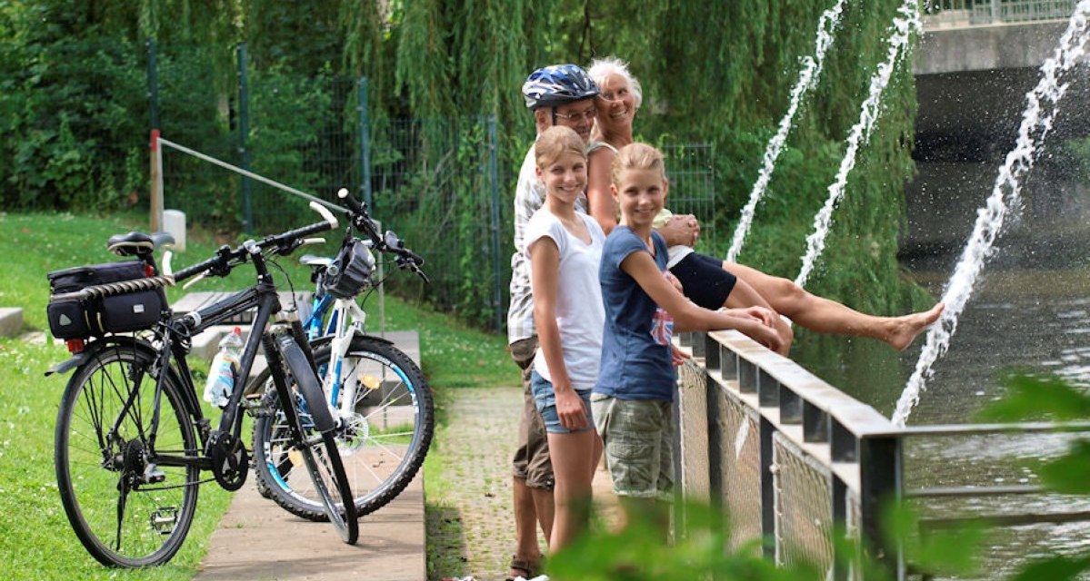Pause am Kocher in Künzelsau, © Touristikgemeinschaft Hohenlohe e. V. | Susanne Schleussner Pause am Kocher in Künzelsau, © Touristikgemeinschaft Hohenlohe e. V. | Susanne Schleussner
