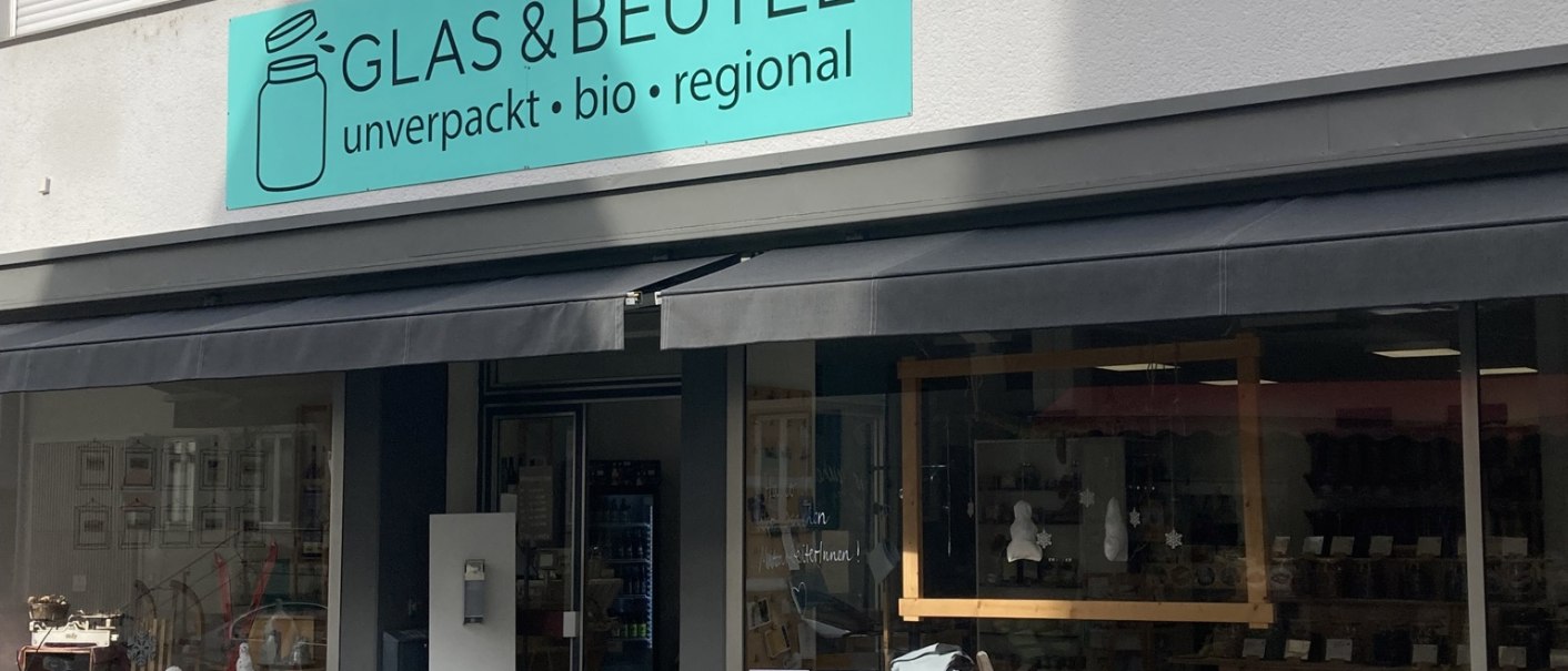 Ladenfront von Glas & Beutel in N&uuml;rtingen, mit einem Holzwagen voller Pflanzen auf dem Kopfsteinpflaster davor., &copy; Lena Besemer