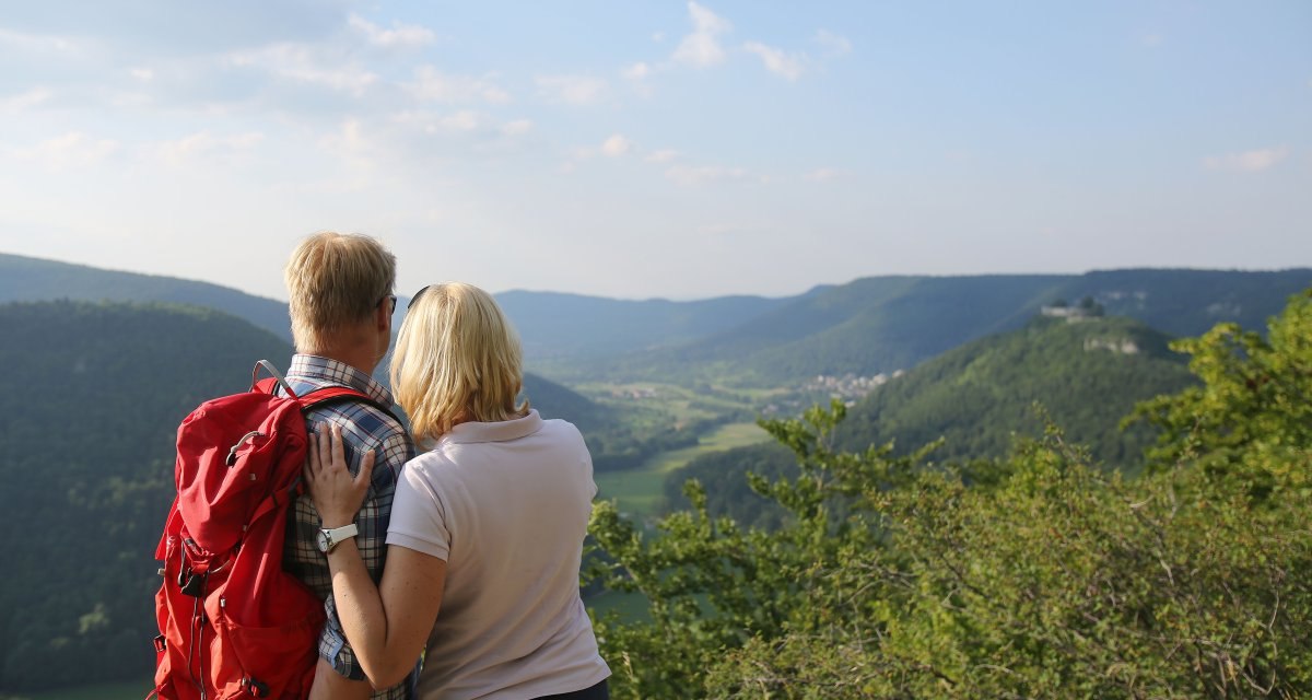 Wanderer blicken vom Eppenzillfels ins Tal, &copy; Bad Urach Tourismus