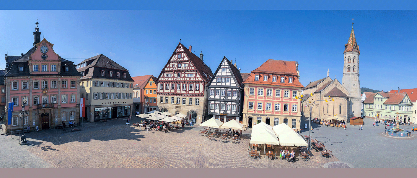 Historische Gebäude und Johanniskirche an einem sonnigen Marktplatz mit Cafés und Brunnen., © Foto Thomas Zehnder Hostrup Fotografie Historische Gebäude und Johanniskirche an einem sonnigen Marktplatz mit Cafés und Brunnen., © Foto Thomas Zehnder Hostrup Fotografie