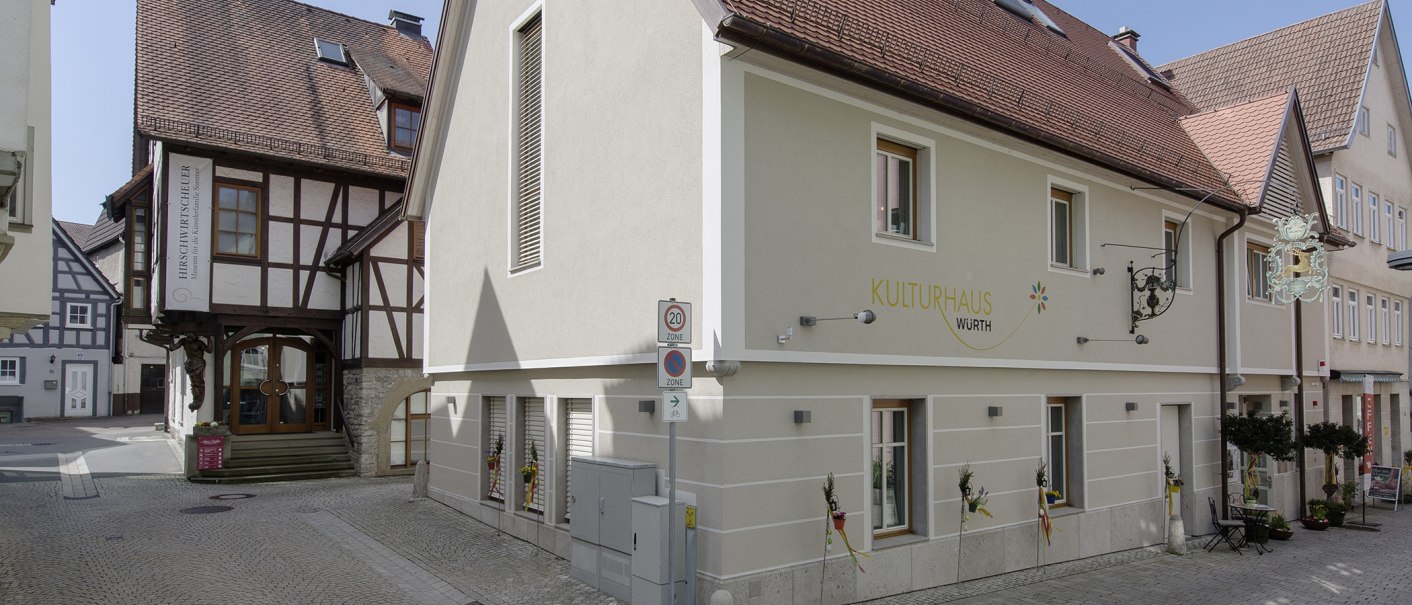 Das Kulturhaus Würth mit Bibliothek Frau Holle in einem historischen Gebäude mit Fachwerk und modernen Elementen., © Würth / Schambeck Das Kulturhaus Würth mit Bibliothek Frau Holle in einem historischen Gebäude mit Fachwerk und modernen Elementen., © Würth / Schambeck