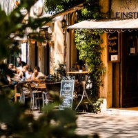 Ein gemütliches Café namens Einstein mit Pflanzen und Fahrrädern. Menschen sitzen draußen und genießen das Wetter., © SMG Stuttgart Marketing GmbH - Sarah Schmid Ein gemütliches Café namens Einstein mit Pflanzen und Fahrrädern. Menschen sitzen draußen und genießen das Wetter., © SMG Stuttgart Marketing GmbH - Sarah Schmid